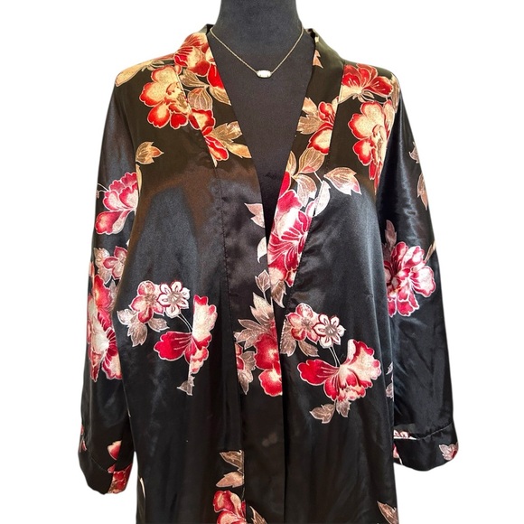 Ambrielle Woman’s Large Black and Red Floral Robe Intimates & Sleepwear - Picture 2 of 5